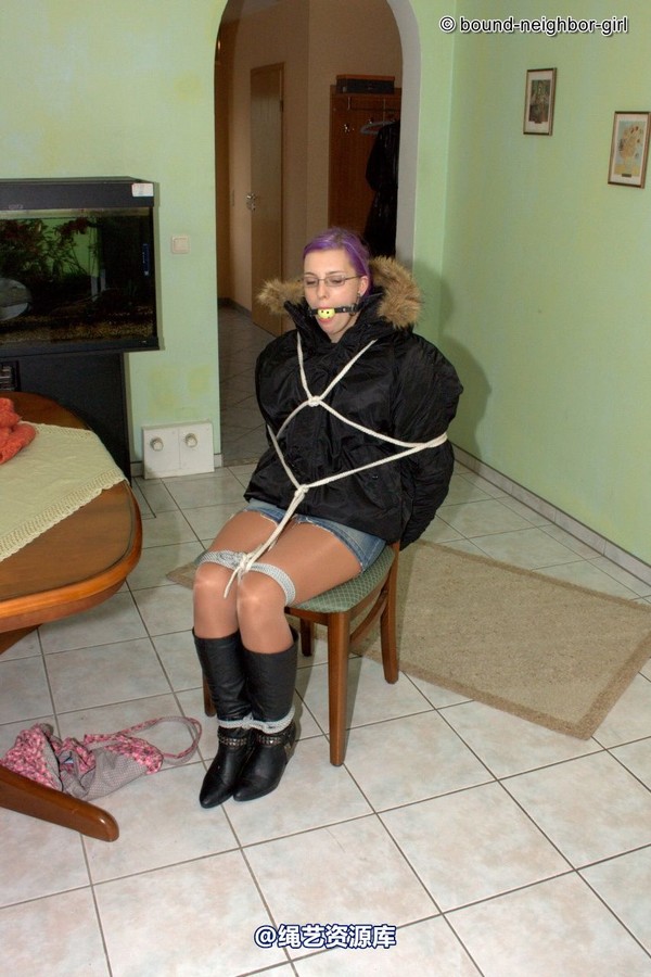 bound-neighbor-girl - Zora in winter jacket tied 1 第 19 张图片