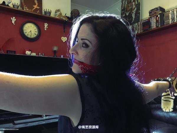 limitedaudience - 2015 caroline pierce spread and kneeling 第 36 张图片