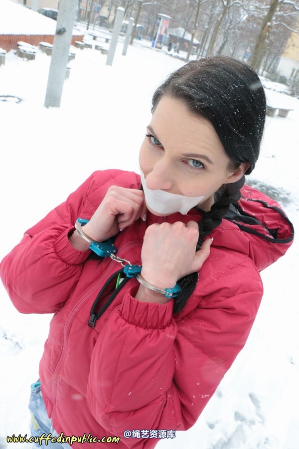 girlsinsteel - Cuffed in the snow 第 21 张图片