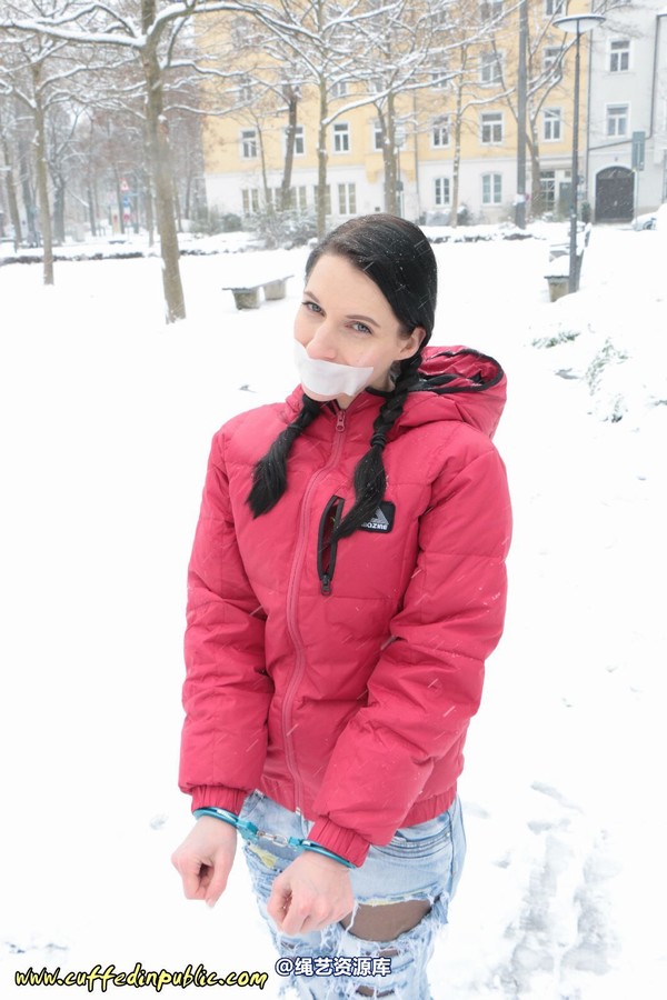 girlsinsteel - Cuffed in the snow 第 12 张图片