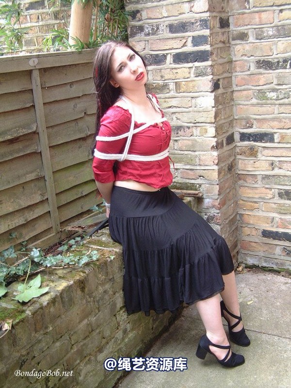 bondagebob - Lydia Tied Outdoors 第 12 张图片