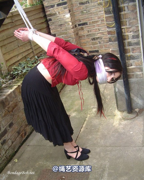 bondagebob - Lydia Tied Outdoors 第 77 张图片