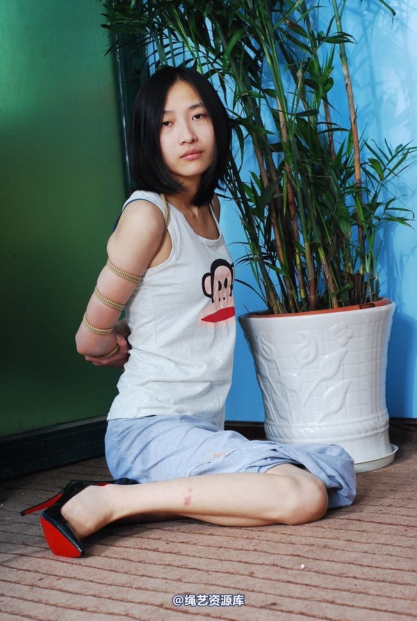 唯美之家 - 白雪试服装2 第 5 张图片