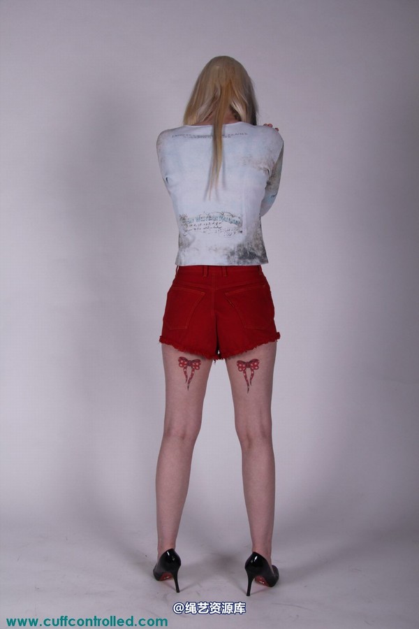 girlsinsteel - Handcuffed girl in high heels 第 11 张图片