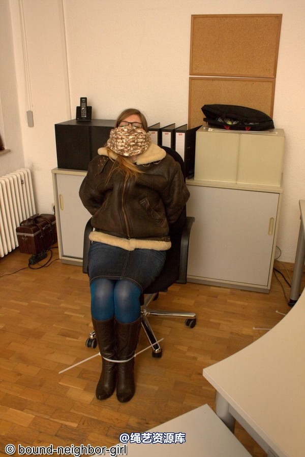 bound-neighbor-girl - Guest Melissa - Wintry robbery 第 20 张图片