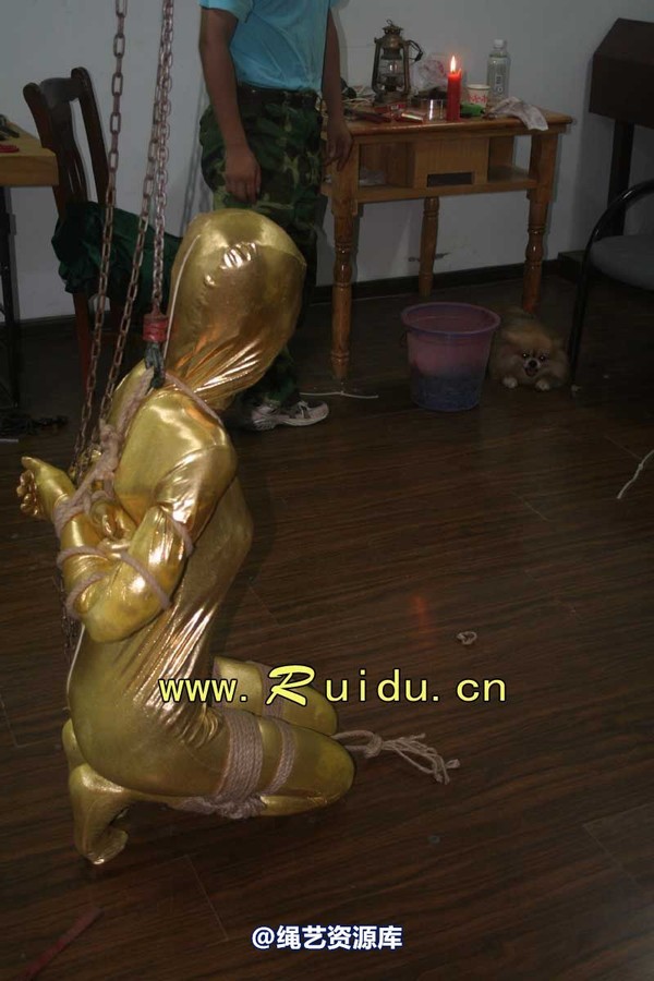 锐度主张 - 20070928第35期 影片胶衣紧缚悬吊图片 第 1 张图片