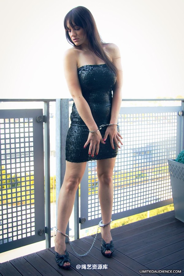 limitedaudience - 2011 sapphire handcuffed on balcony 第 35 张图片