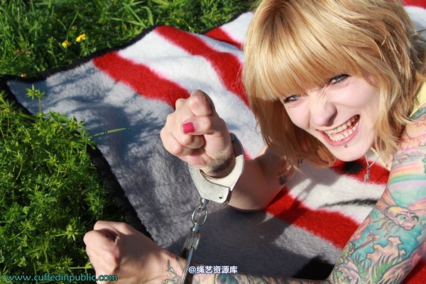 girlsinsteel - The tighter handcuffs 第 42 张图片