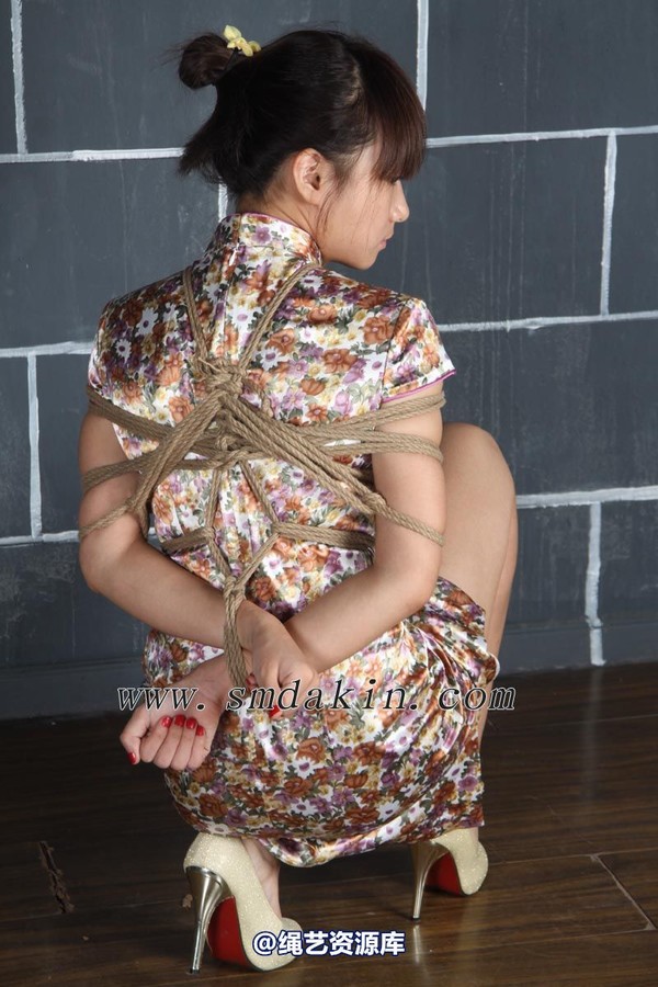 锐度主张 - 旗袍小美女绳艺美缚模特：嫒柔 第 35 张图片