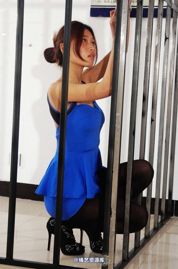 mj影视 - 倾心 前凸后翘的性感黑丝女犯-2013-03-26 第 135 张图片