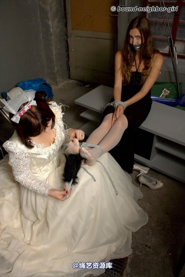 bound-neighbor-girl - Leoni and Valentina - Friend of the Bride 2 第 14 张图片