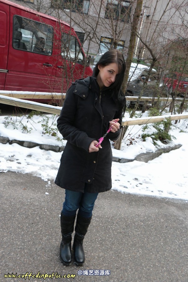 girlsinsteel - Cuffed at the parking area 第 10 张图片