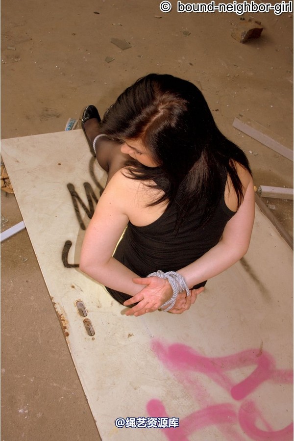 bound-neighbor-girl - Honey trapped in the ruins 第 14 张图片