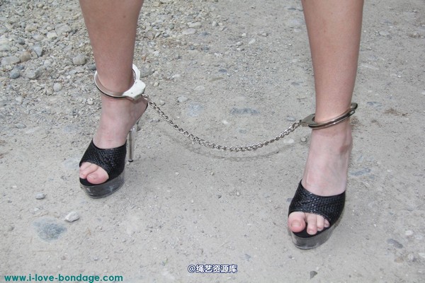 girlsinsteel - Handcuff feeling at the parking place 第 35 张图片