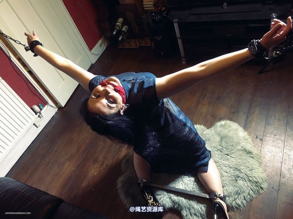 limitedaudience - 2015 caroline pierce spread and kneeling 第 27 张图片