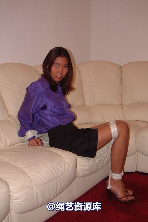 bondagebob - Luxi On my sofa 第 1 张图片