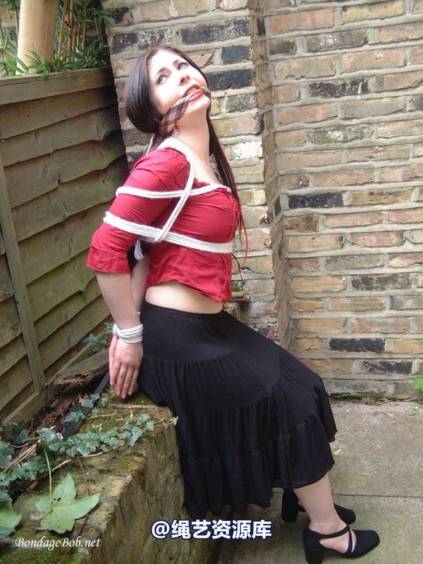 bondagebob - Lydia Tied Outdoors 第 23 张图片