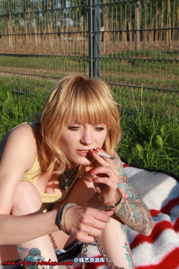 girlsinsteel - Smoking with handcuffs 第 11 张图片