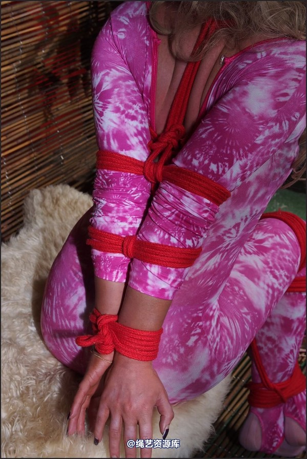 simplytied - Arriana elbow touch 第 44 张图片