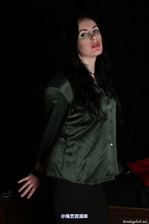 bondagebob - Morrigan Strung up in the dark 第 3 张图片