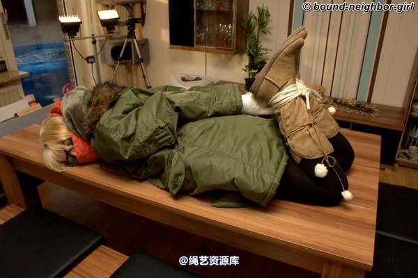 bound-neighbor-girl - Marenka - In winter jacket tied 1 第 41 张图片