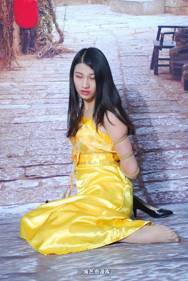 唯美之家 - 新模萧萧黄礼服 第 88 张图片