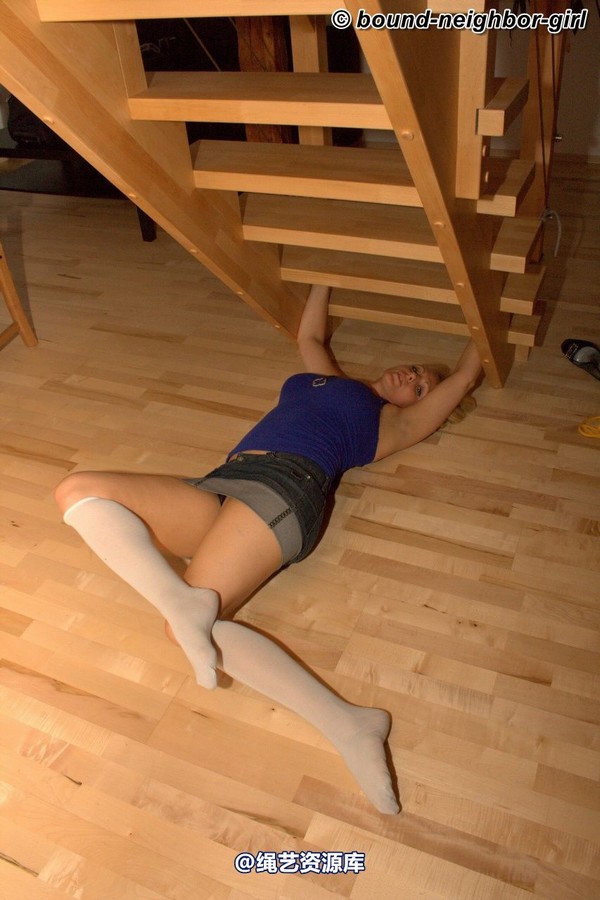 bound-neighbor-girl - Julia in the holiday house 2 第 33 张图片