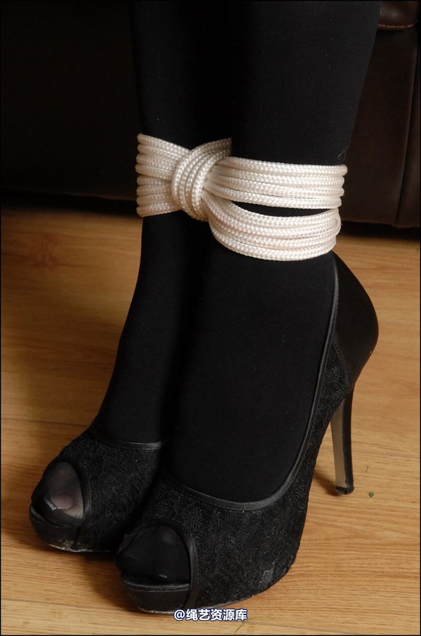 simplytied - Lou wears black opaques 第 36 张图片