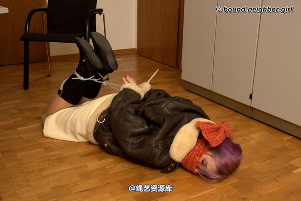 bound-neighbor-girl - Zora - Tied up at the office 第 34 张图片