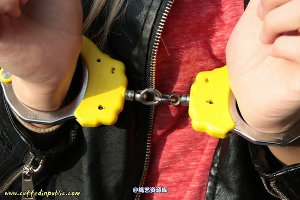 girlsinsteel - Wow yellow handcuffs 第 38 张图片