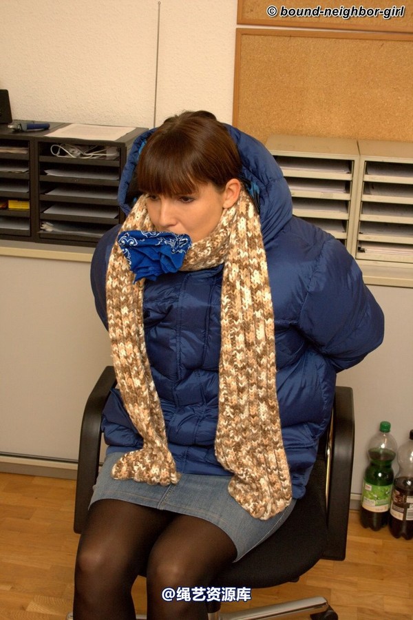 bound-neighbor-girl - Susan - Tied up in winter clothes 1 第 16 张图片