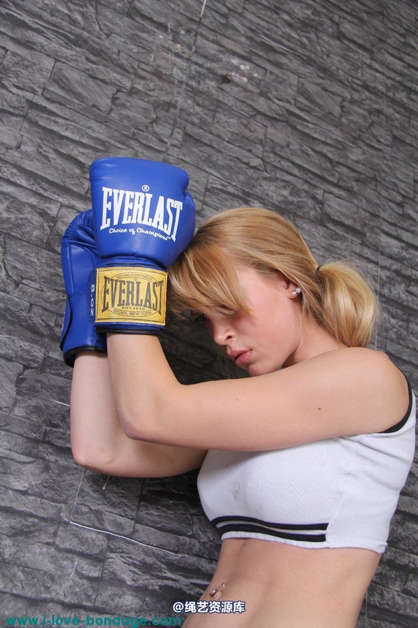 girlsinsteel - Cuffed in boxing gloves 第 16 张图片