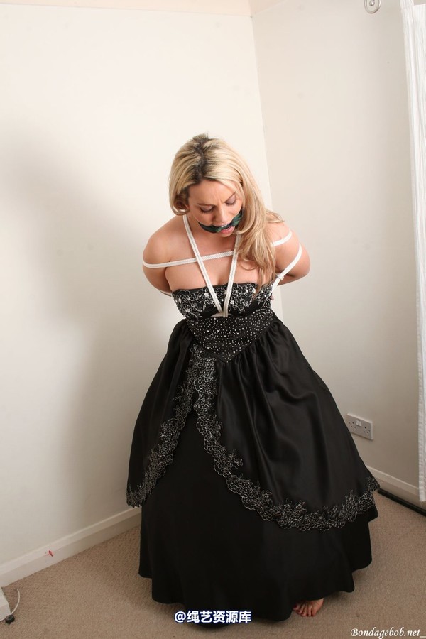 bondagebob - Izzy Ball Gown 第 31 张图片