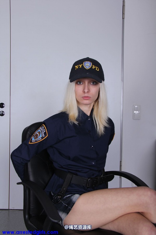 girlsinsteel - Police Officer in trouble 第 6 张图片