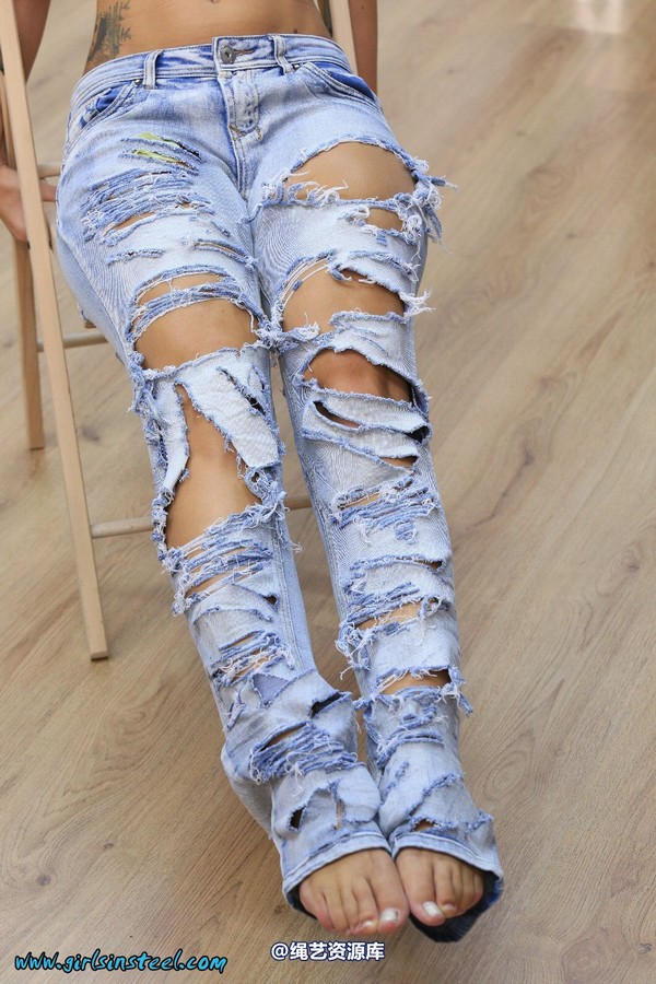 girlsinsteel - Hot jeans girl cuffed on a chair 第 27 张图片