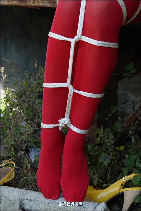 simplytied - Red tights in the Sun part 2 第 34 张图片