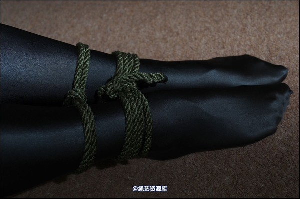 simplytied - Cassie in more black tights 第 26 张图片