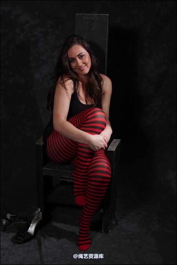 simplytied - Red and Black tights tied 第 5 张图片