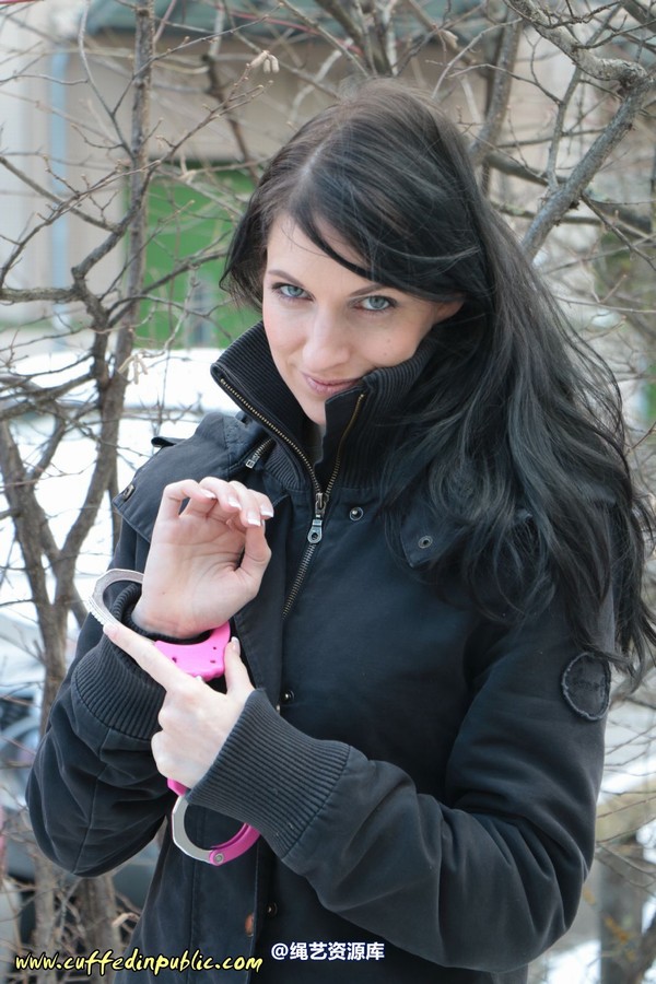 girlsinsteel - Cuffed at the parking area 第 28 张图片