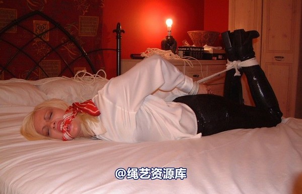 bondagebob - Angelica Vamp Hogtied 第 11 张图片