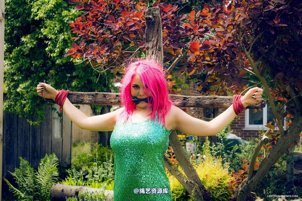 limitedaudience - 2013 elle displayed outdoors 第 2 张图片