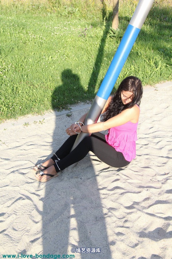 girlsinsteel - Sitting helpless in the sand 第 26 张图片