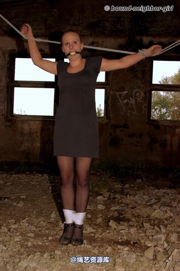 bound-neighbor-girl - Peggy - surprise in the ruins part 3 第 3 张图片