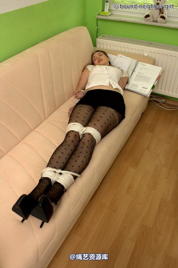 bound-neighbor-girl - Leonie - tied at home 第 1 张图片