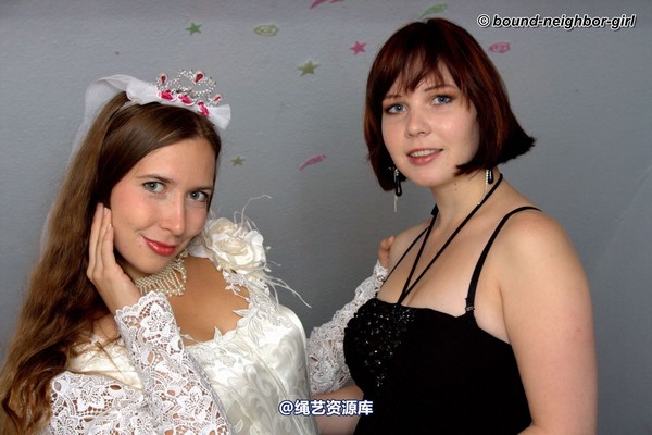 bound-neighbor-girl - Leoni and Valentina - Friend of the Bride 1 第 1 张图片