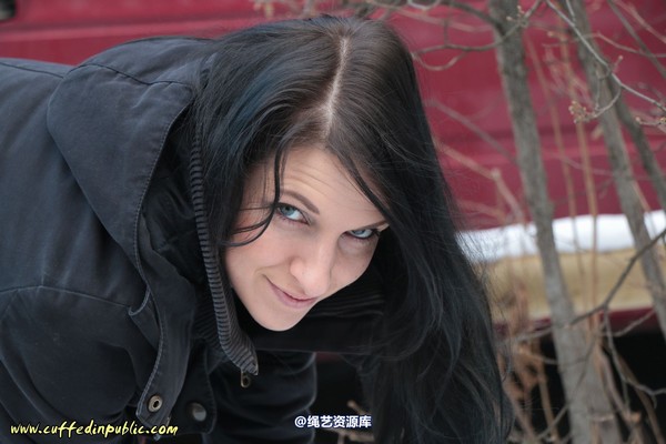 girlsinsteel - Cuffed at the parking area 第 61 张图片