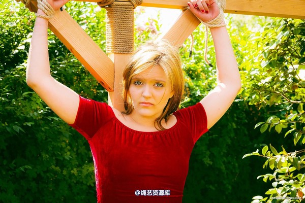 limitedaudience - 2014 bryony fuller alone on the cross 3 第 1 张图片