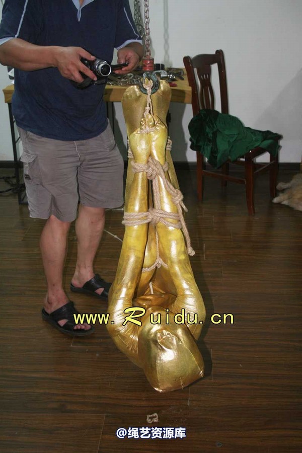 锐度主张 - 20070928第35期 影片胶衣紧缚悬吊图片 第 76 张图片