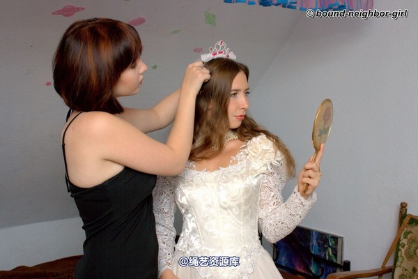 bound-neighbor-girl - Leoni and Valentina - Friend of the Bride 1 第 7 张图片