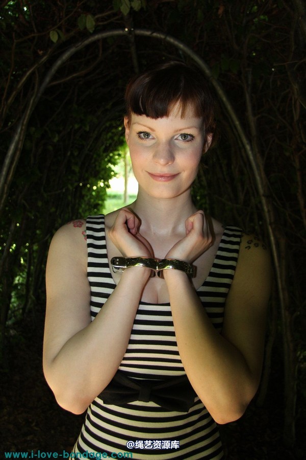 girlsinsteel - Handcuffed in the summer 第 8 张图片